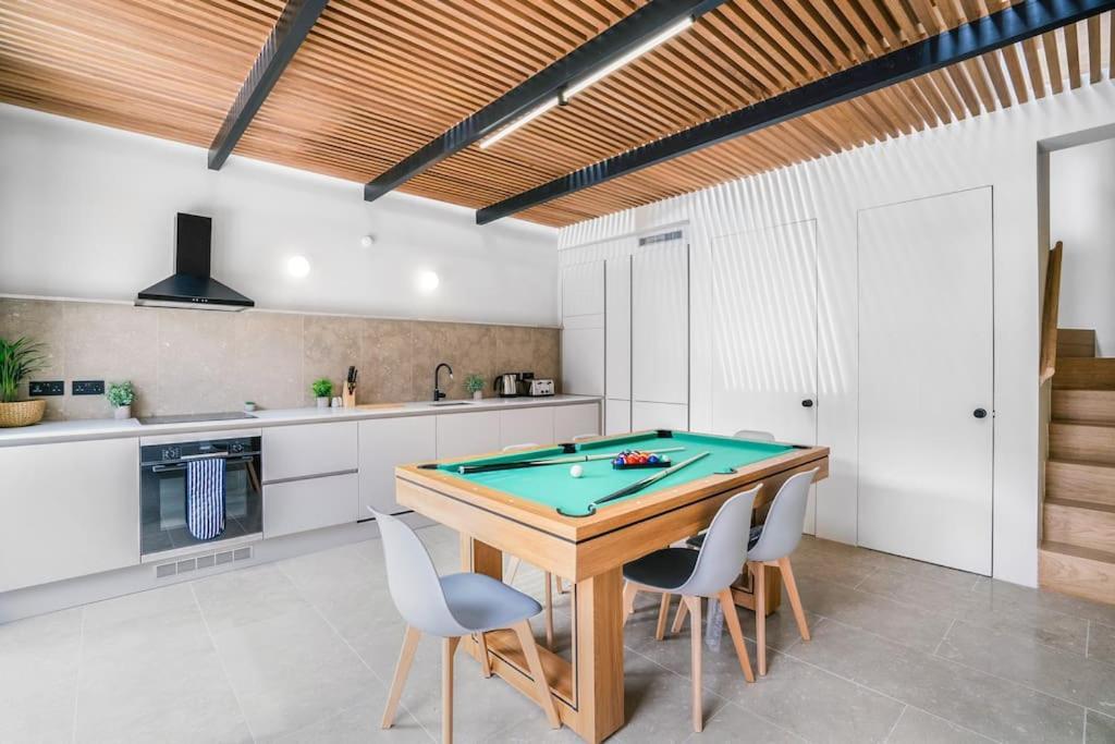 Tottenham- Exquisite 4-Bed Retreat With Ping Pong And Pool - Sleeps 7, Free Parking, Contractors & Long Stays Welcome Londra Exterior foto