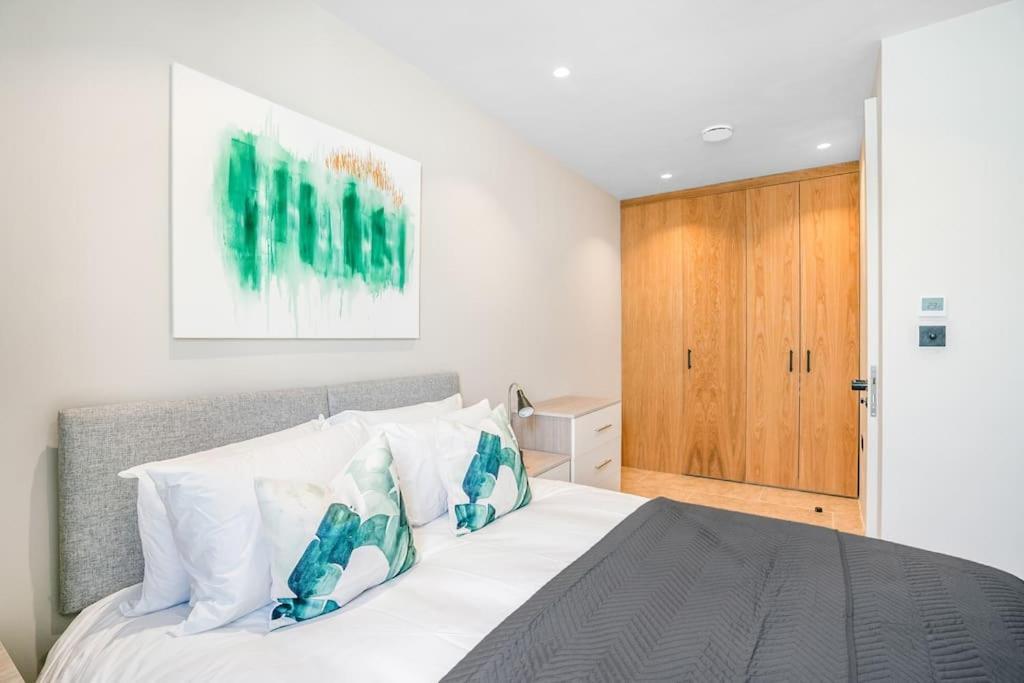 Tottenham- Exquisite 4-Bed Retreat With Ping Pong And Pool - Sleeps 7, Free Parking, Contractors & Long Stays Welcome Londra Exterior foto