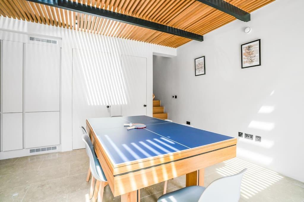 Tottenham- Exquisite 4-Bed Retreat With Ping Pong And Pool - Sleeps 7, Free Parking, Contractors & Long Stays Welcome Londra Exterior foto