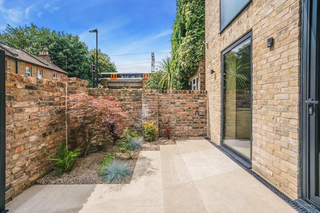 Tottenham- Exquisite 4-Bed Retreat With Ping Pong And Pool - Sleeps 7, Free Parking, Contractors & Long Stays Welcome Londra Exterior foto